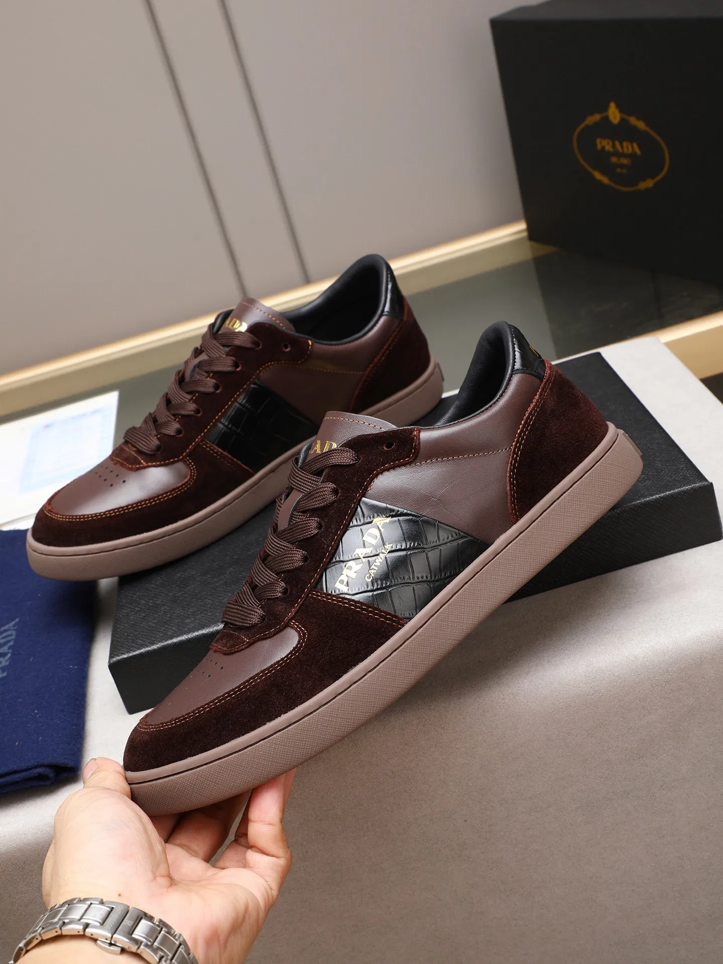 Men's shoes💰420💰 Brand: PRADA (Prada) Standard code: Men's code 38–44 (45 can be customized) Material: Original cowhide, breathable sheep lining Special outsole Style category: Men's fashionable casual sneakers Low-key luxury! Color: actual picture color